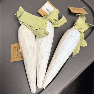 Set of 3/ Collins Fresh + Original white wooden carrot decorations, grey6